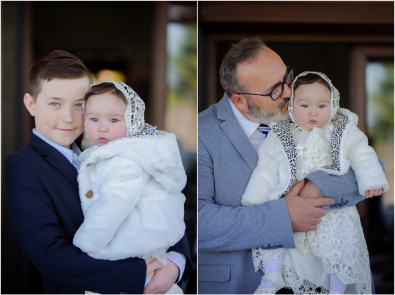 chrzest portret chrzest mała dziewczynka z wiankiem na głowie siedzi pod magnolią