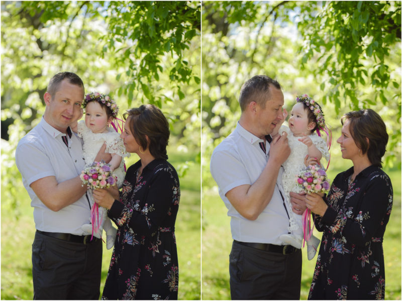 chrzest portret chrzest mała dziewczynka z wiankiem na głowie siedzi pod magnolią