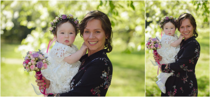 chrzest portret chrzest mała dziewczynka z wiankiem na głowie siedzi pod magnolią