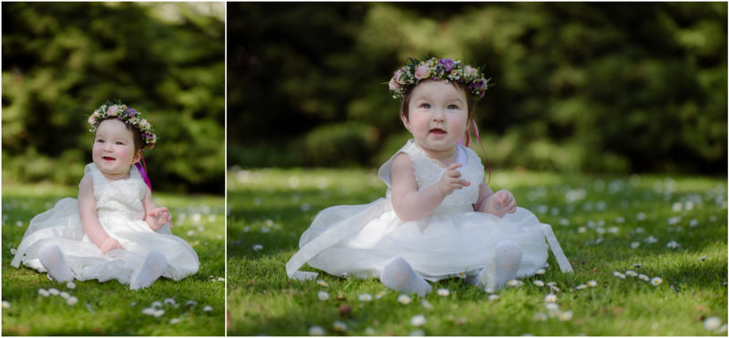 chrzest portret chrzest mała dziewczynka z wiankiem na głowie siedzi pod magnolią