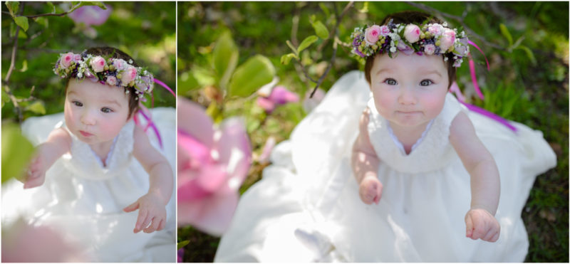 chrzest portret chrzest mała dziewczynka z wiankiem na głowie siedzi pod magnolią