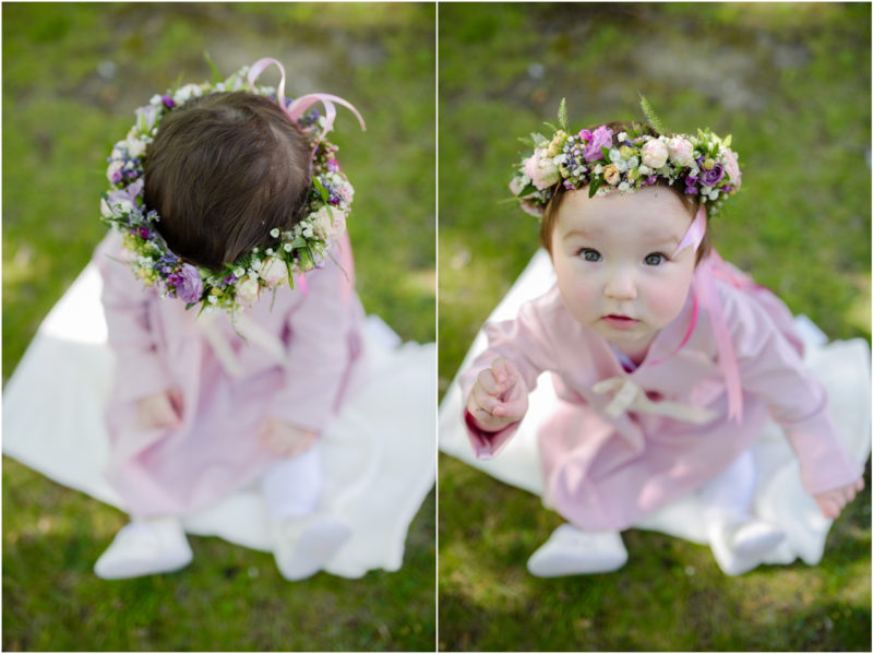 chrzest portret chrzest mała dziewczynka z wiankiem na głowie siedzi pod magnolią