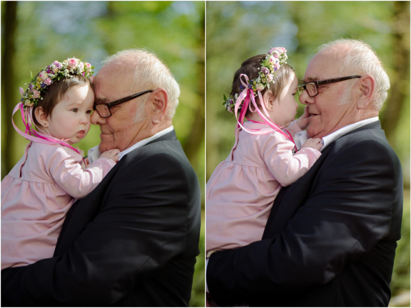 chrzest portret chrzest mała dziewczynka z wiankiem na głowie siedzi pod magnolią