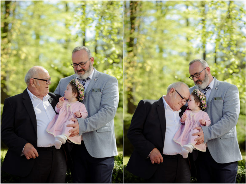 chrzest portret chrzest mała dziewczynka z wiankiem na głowie siedzi pod magnolią