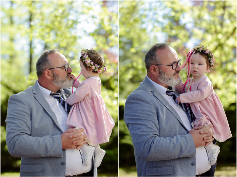 chrzest portret chrzest mała dziewczynka z wiankiem na głowie siedzi pod magnolią