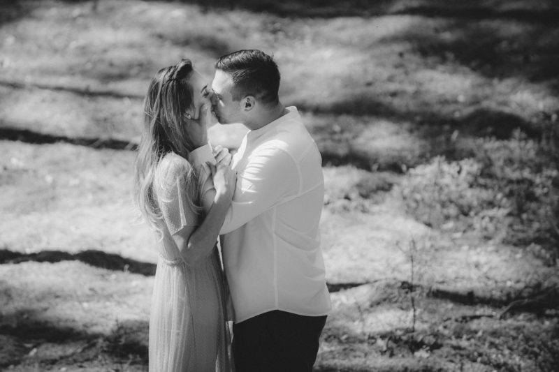 mężczyzna całuje kobietę z rozwianymi włosami