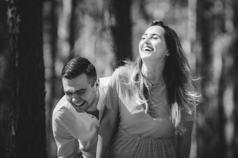 mężczyzna całuje kobietę z rozwianymi włosami