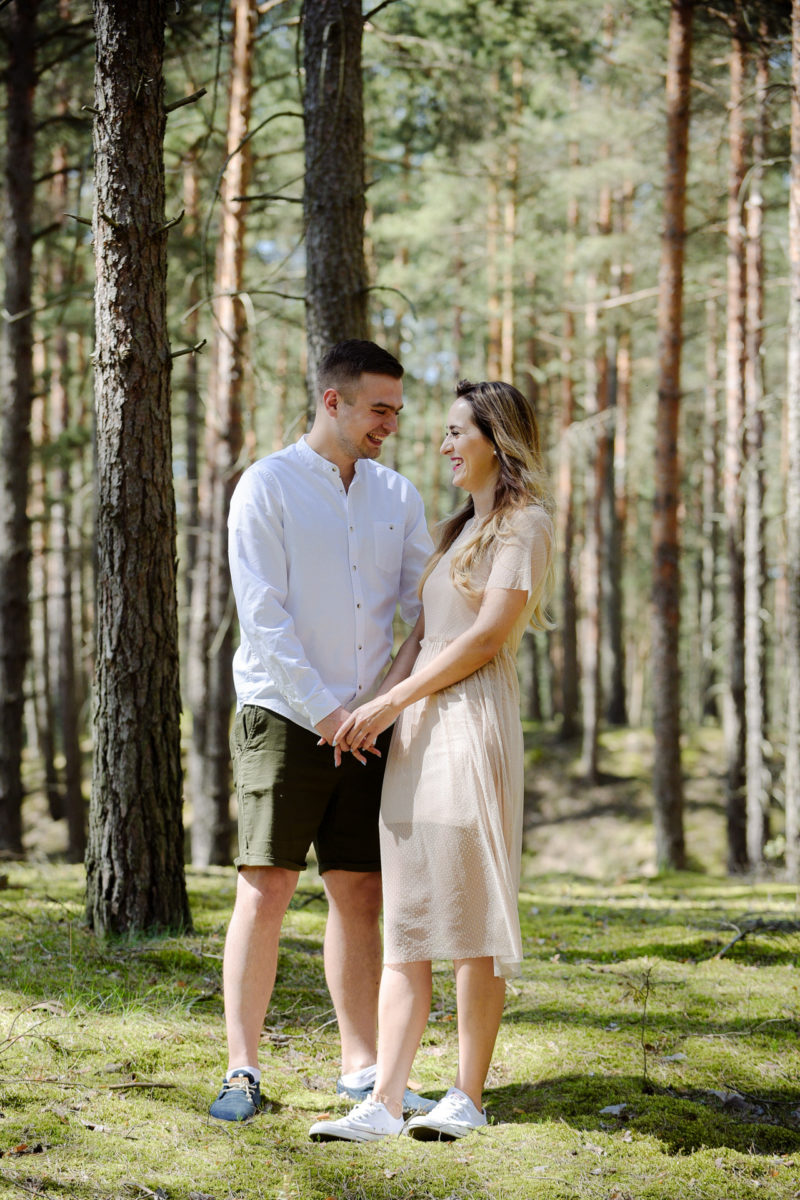 mężczyzna całuje kobietę z rozwianymi włosami