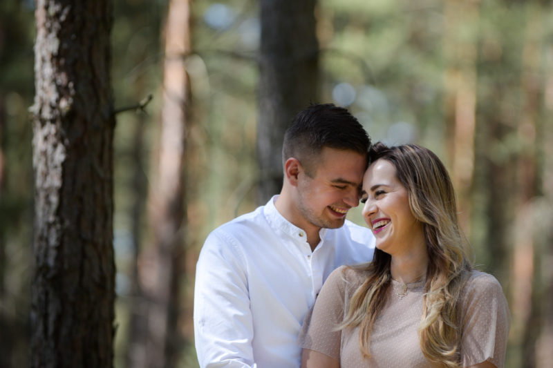 mężczyzna całuje kobietę z rozwianymi włosami