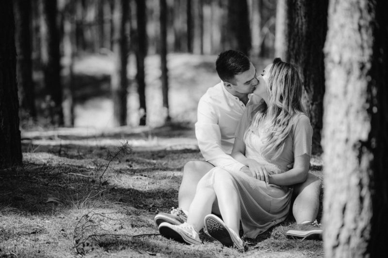 mężczyzna całuje kobietę z rozwianymi włosami