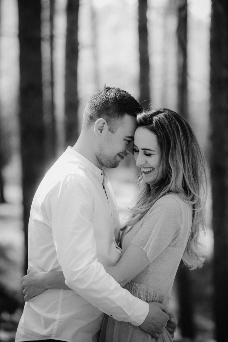 mężczyzna całuje kobietę z rozwianymi włosami