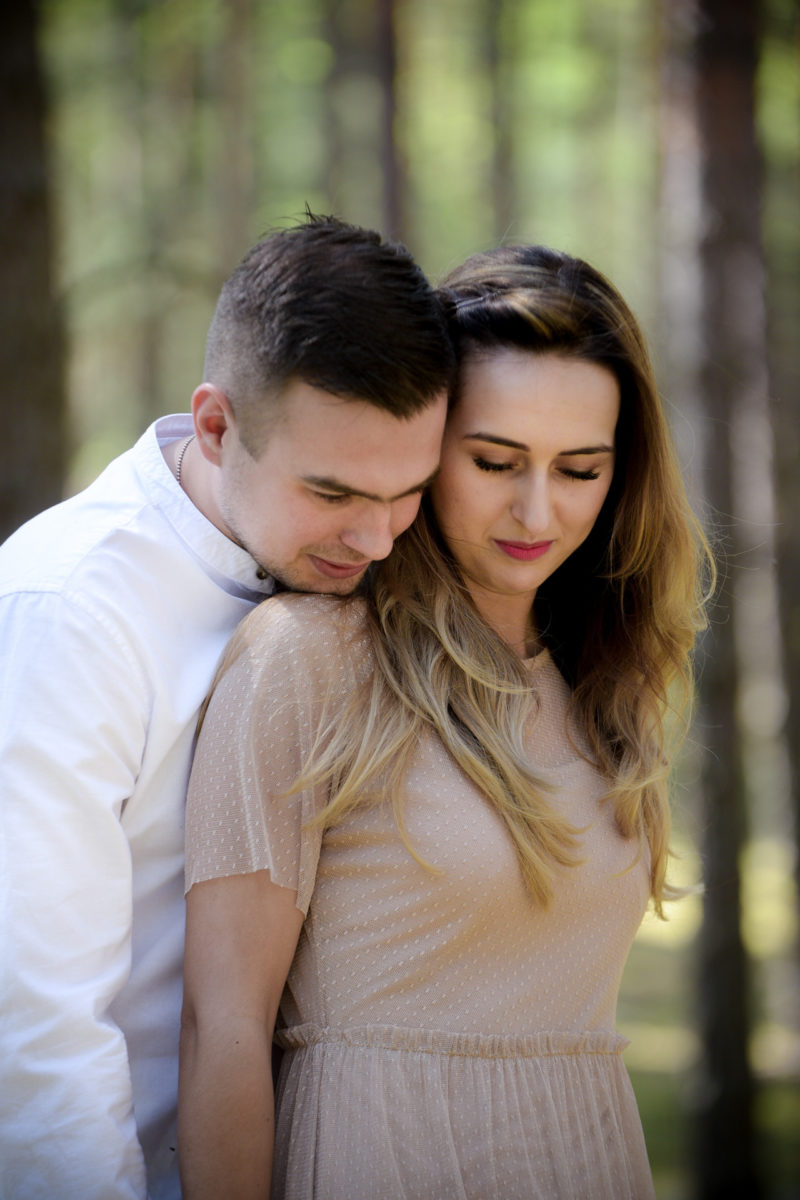 mężczyzna całuje kobietę z rozwianymi włosami