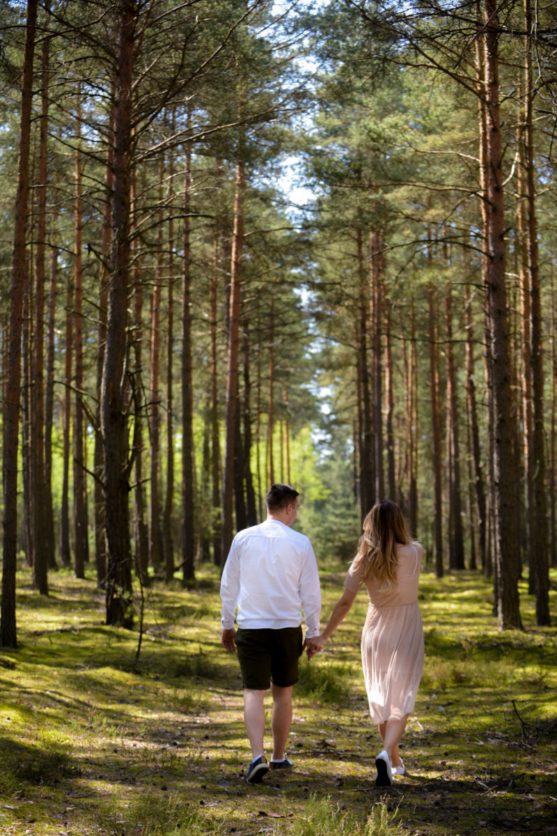 mężczyzna całuje kobietę z rozwianymi włosami