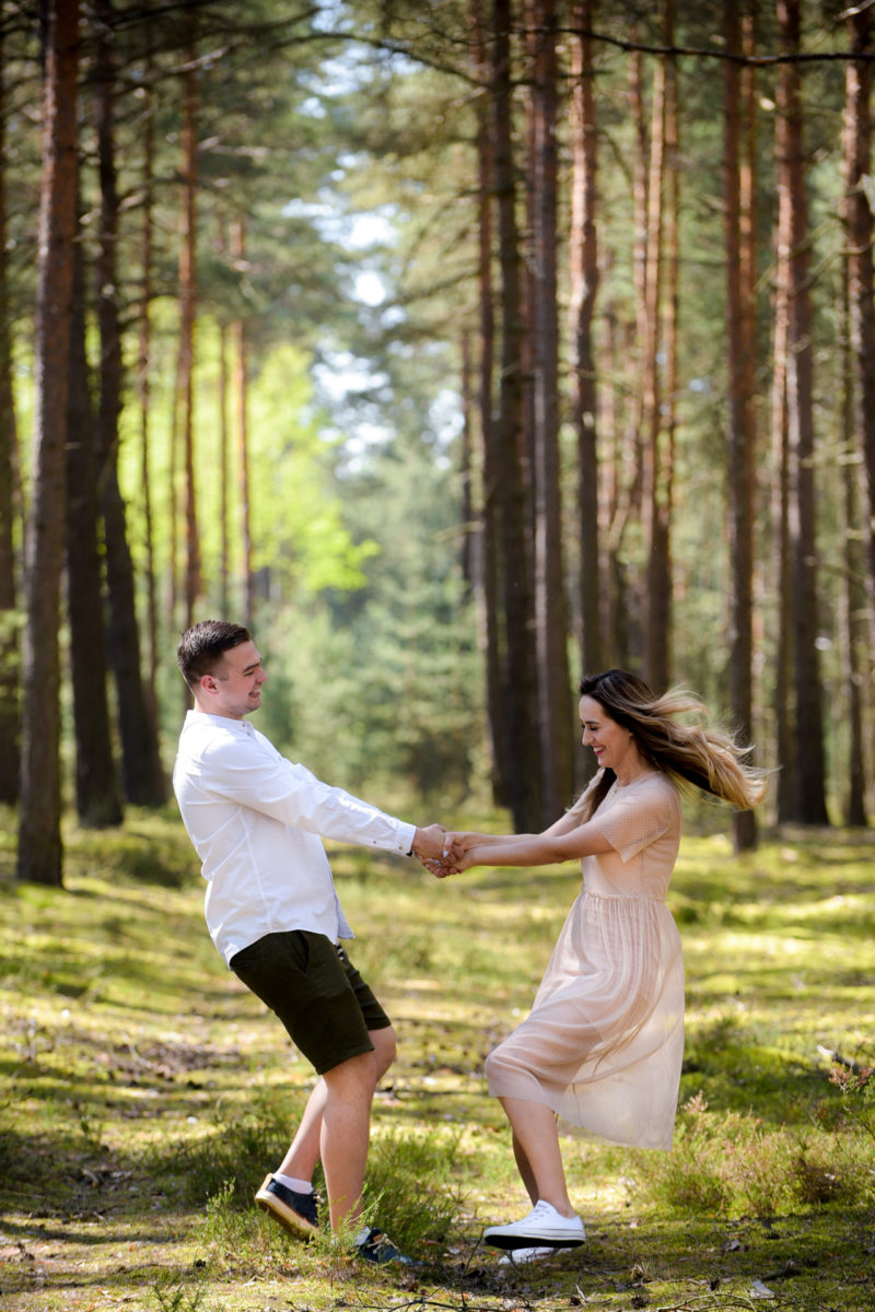 mężczyzna całuje kobietę z rozwianymi włosami