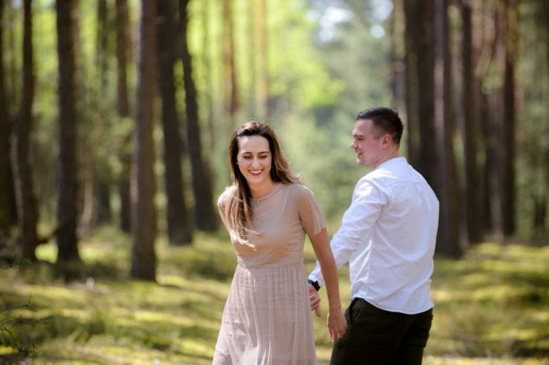 mężczyzna całuje kobietę z rozwianymi włosami