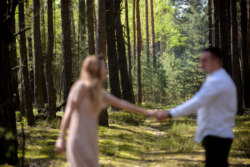 mężczyzna całuje kobietę z rozwianymi włosami