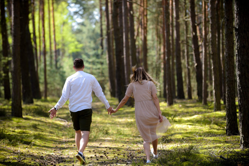 mężczyzna całuje kobietę z rozwianymi włosami