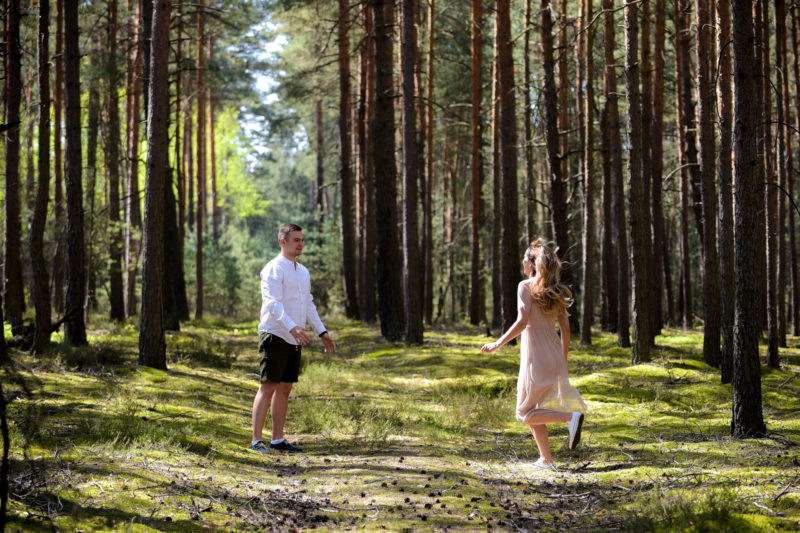 mężczyzna całuje kobietę z rozwianymi włosami