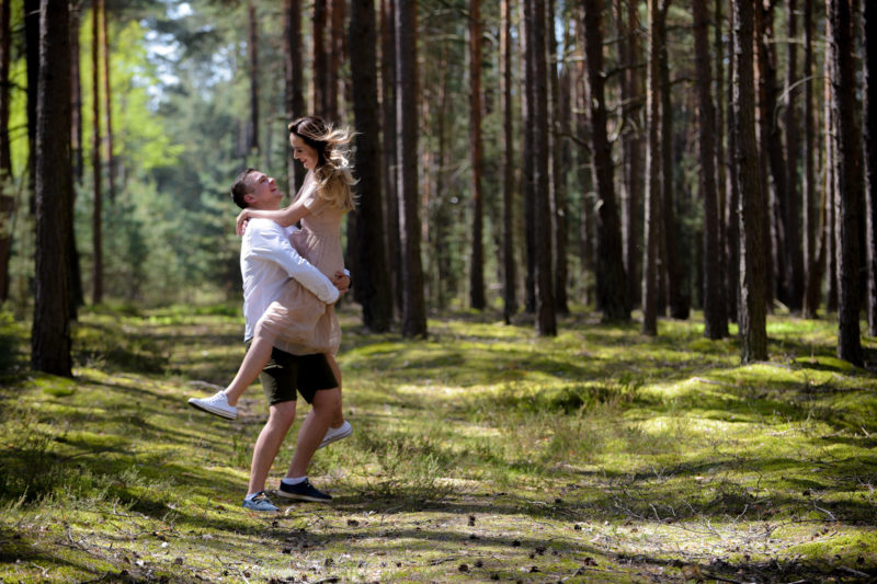 mężczyzna całuje kobietę z rozwianymi włosami