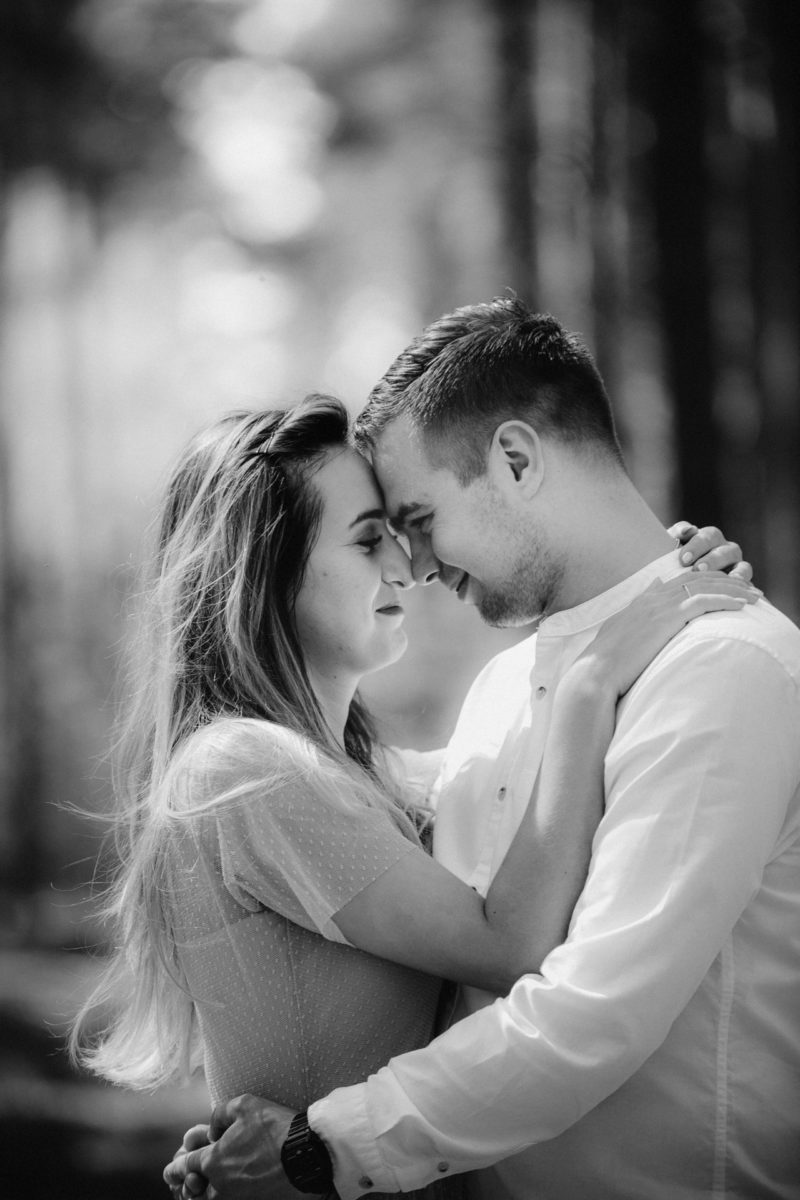 mężczyzna całuje kobietę z rozwianymi włosami