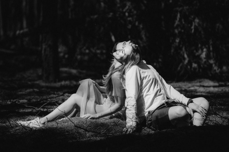 mężczyzna całuje kobietę z rozwianymi włosami