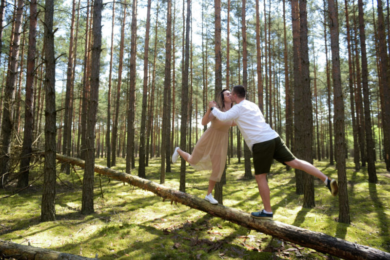 mężczyzna całuje kobietę z rozwianymi włosami