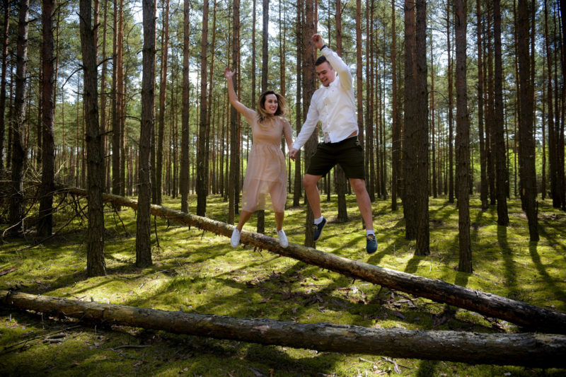 mężczyzna całuje kobietę z rozwianymi włosami