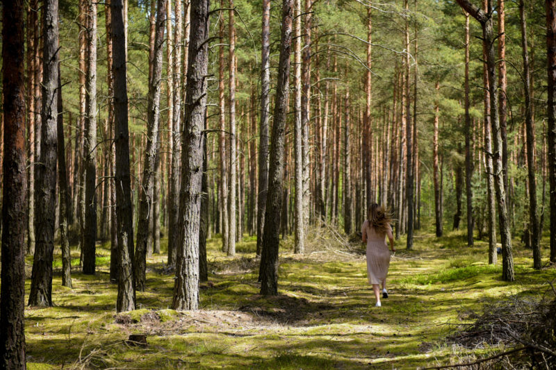mężczyzna całuje kobietę z rozwianymi włosami