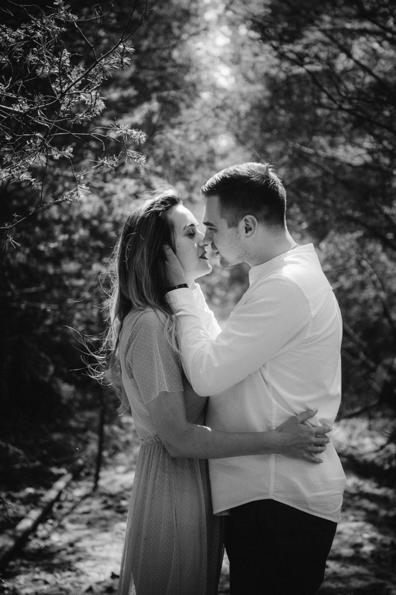 mężczyzna całuje kobietę z rozwianymi włosami