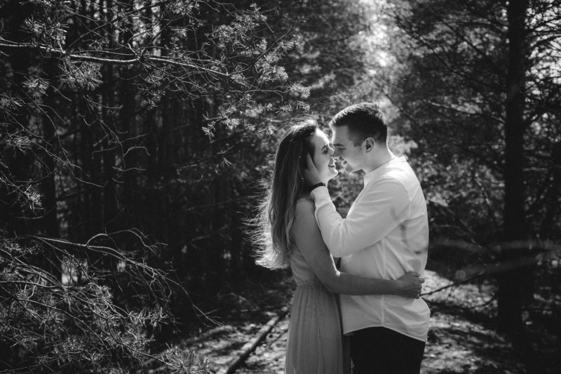 mężczyzna całuje kobietę z rozwianymi włosami