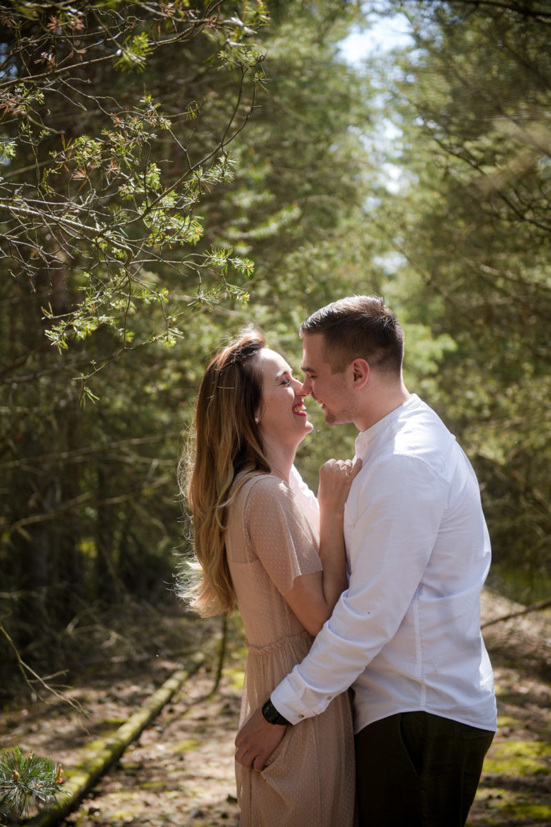 mężczyzna całuje kobietę z rozwianymi włosami