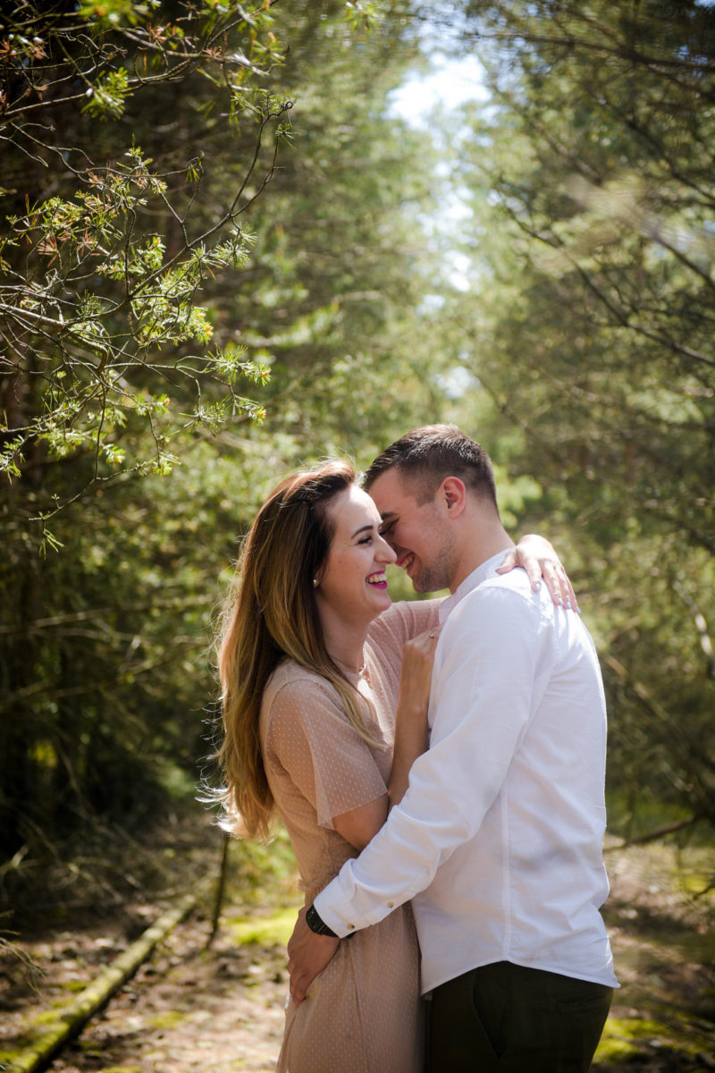 mężczyzna całuje kobietę z rozwianymi włosami