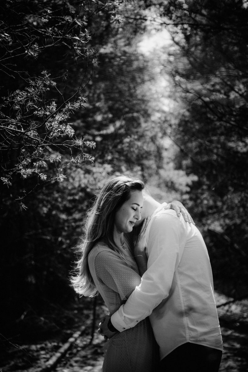 mężczyzna całuje kobietę z rozwianymi włosami