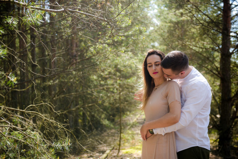 mężczyzna całuje kobietę z rozwianymi włosami