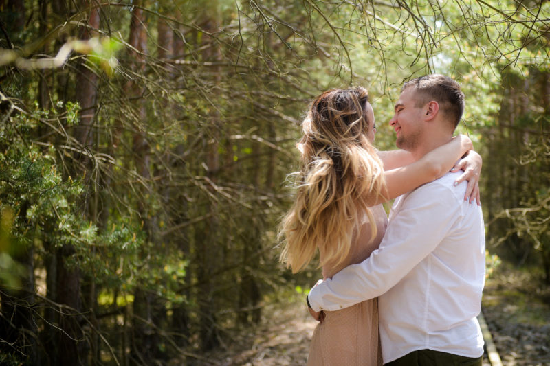 mężczyzna całuje kobietę z rozwianymi włosami