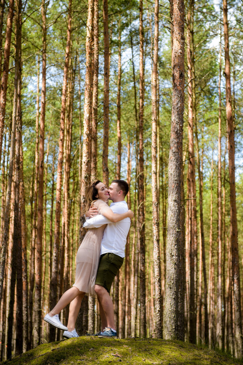 mężczyzna całuje kobietę z rozwianymi włosami