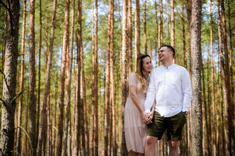 mężczyzna całuje kobietę z rozwianymi włosami