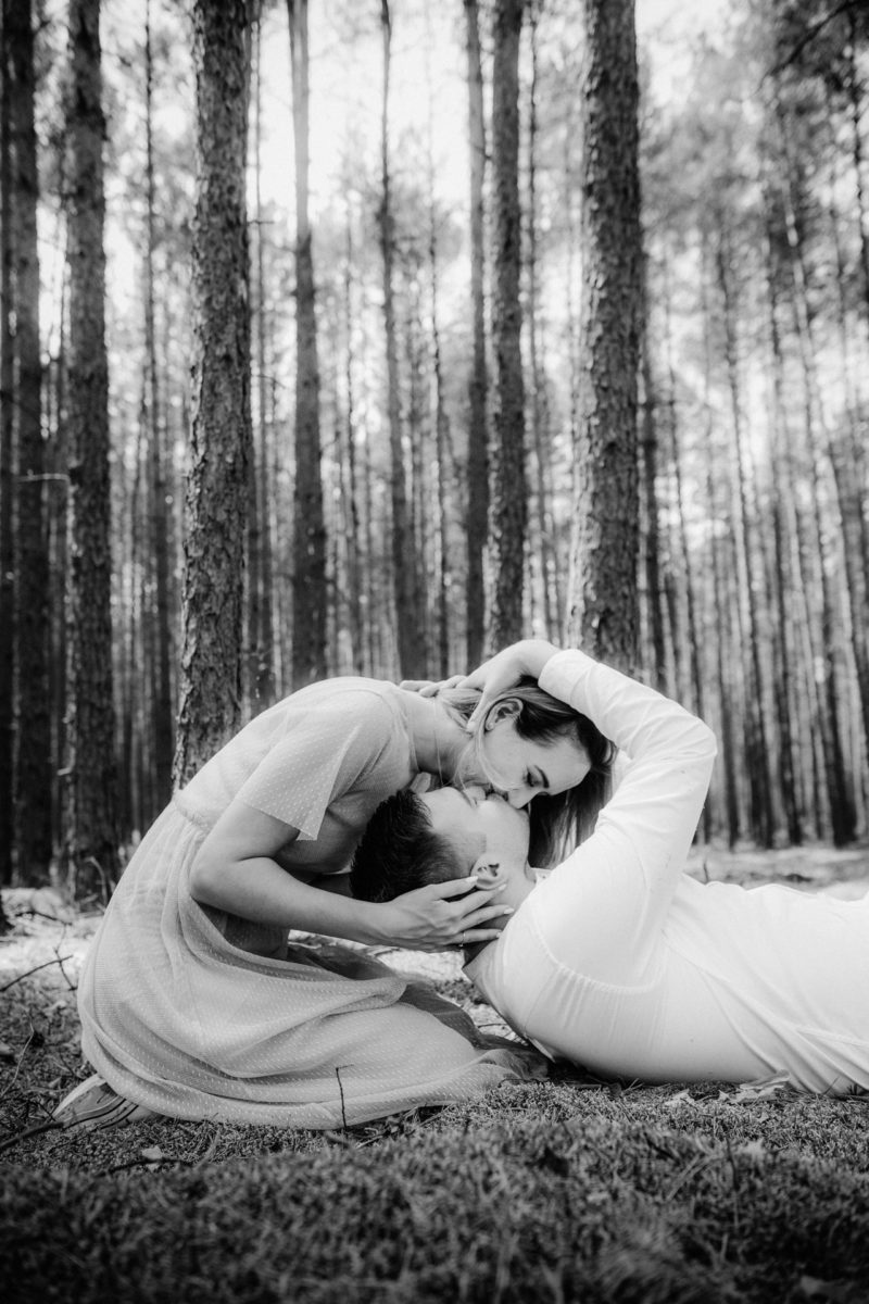 mężczyzna całuje kobietę z rozwianymi włosami