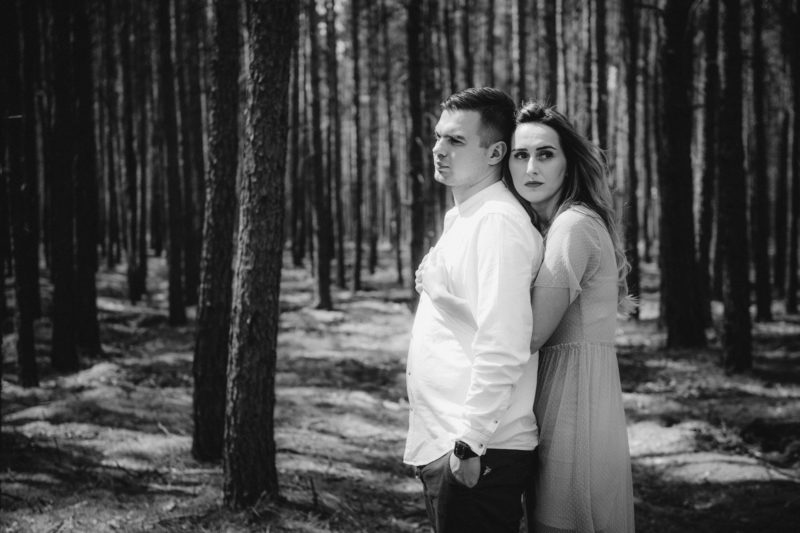 mężczyzna całuje kobietę z rozwianymi włosami