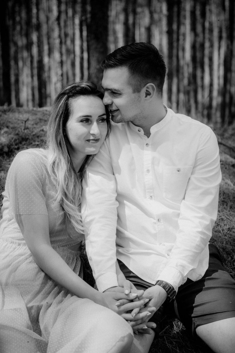 mężczyzna całuje kobietę z rozwianymi włosami