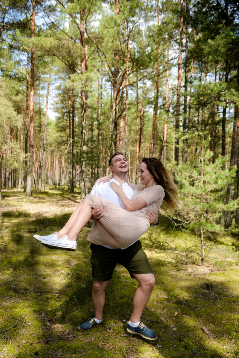 mężczyzna całuje kobietę z rozwianymi włosami