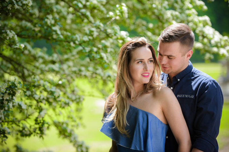 mężczyzna całuje kobietę z rozwianymi włosami