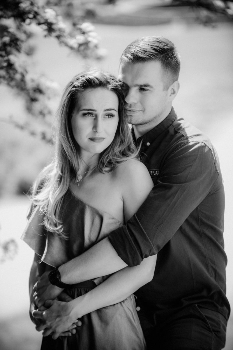 mężczyzna całuje kobietę z rozwianymi włosami