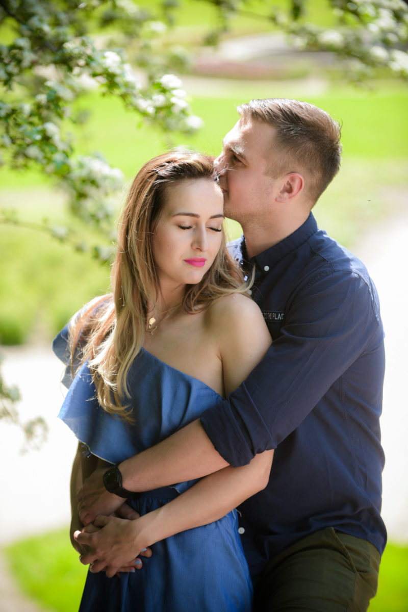 mężczyzna całuje kobietę z rozwianymi włosami