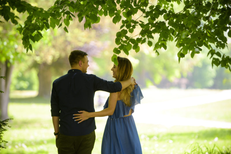 mężczyzna całuje kobietę z rozwianymi włosami