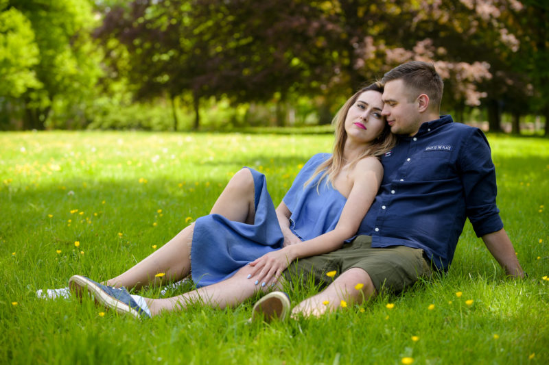 mężczyzna całuje kobietę z rozwianymi włosami