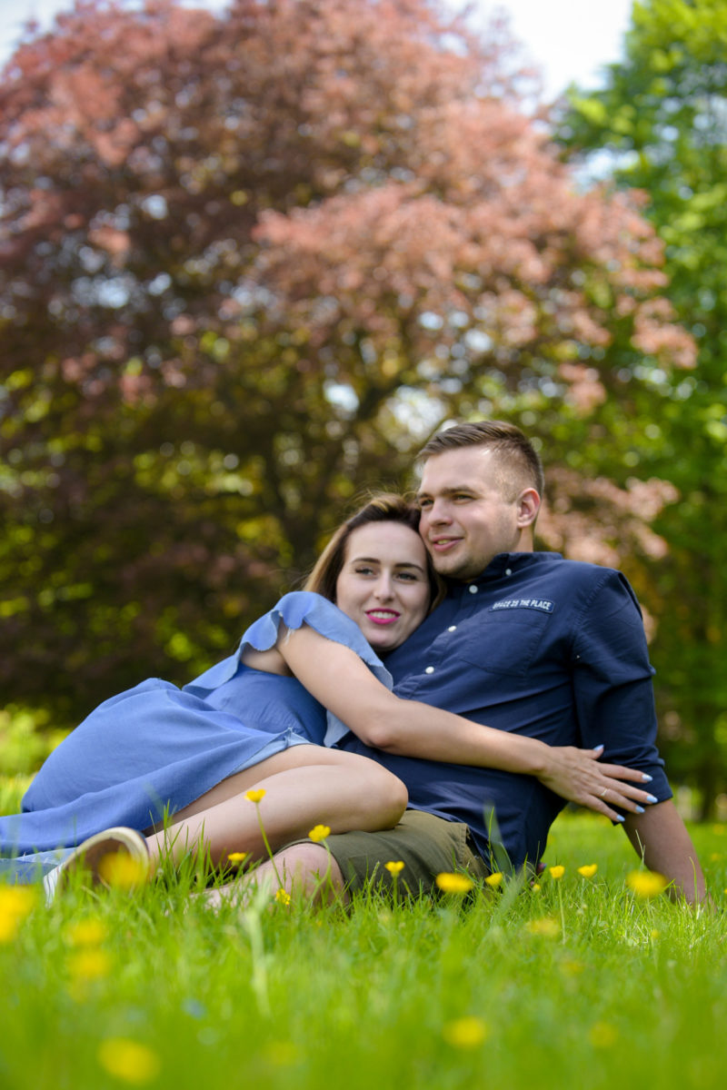 mężczyzna całuje kobietę z rozwianymi włosami