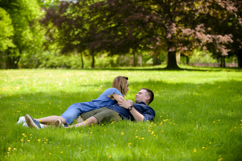 mężczyzna całuje kobietę z rozwianymi włosami