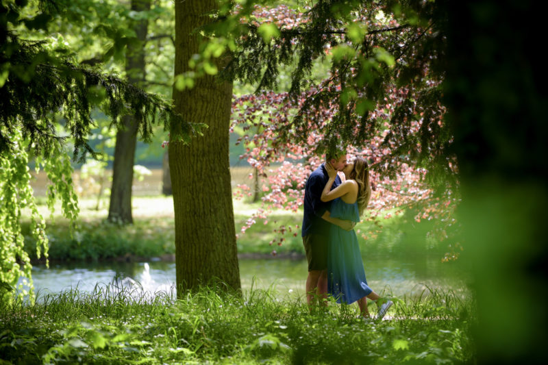 mężczyzna całuje kobietę z rozwianymi włosami