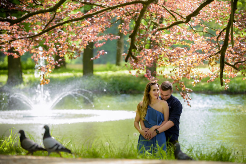 mężczyzna całuje kobietę z rozwianymi włosami